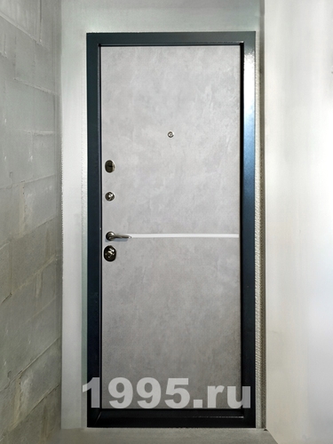 Дверь с панелью под камень