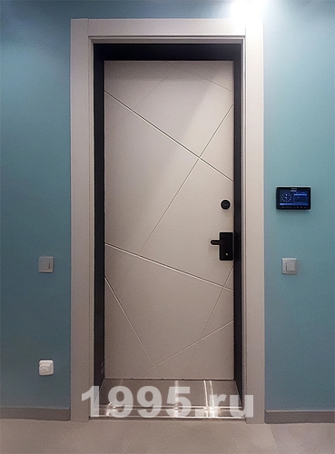 Модель с хромированным порогом